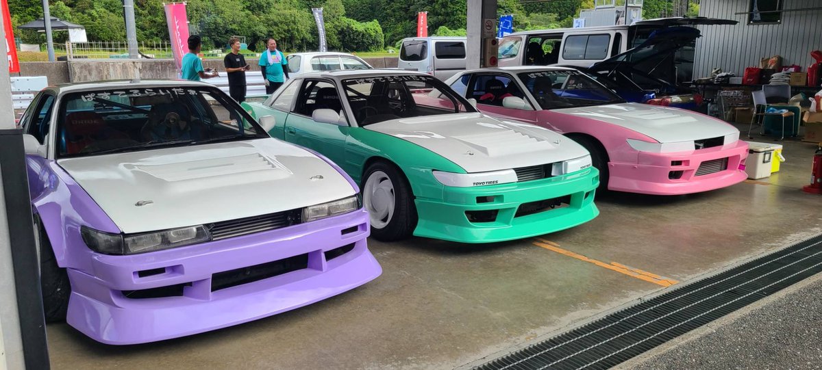 truemanracing's tweet photo. ぱすてるらいだー❗️
おじさん3人で結成しました😆
コツコツ製作したS13は14タービン仕様のレギュレーションで楽しく走れます。
ギャル走でデモラン出来て楽しかったですね❗️

#TOYOTIRES https://t.co/1ZfuWkRwEl