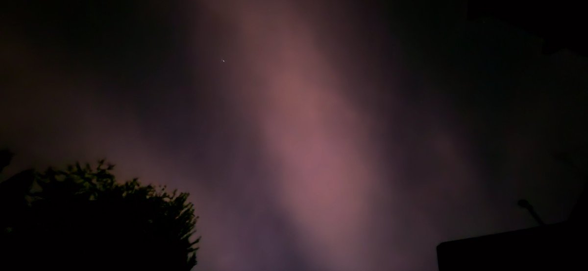 The slightest tinge of the Northern Lights over Childwall Liverpool last night, probably the best we're going to get for a while.
#northernlights #Liverpool