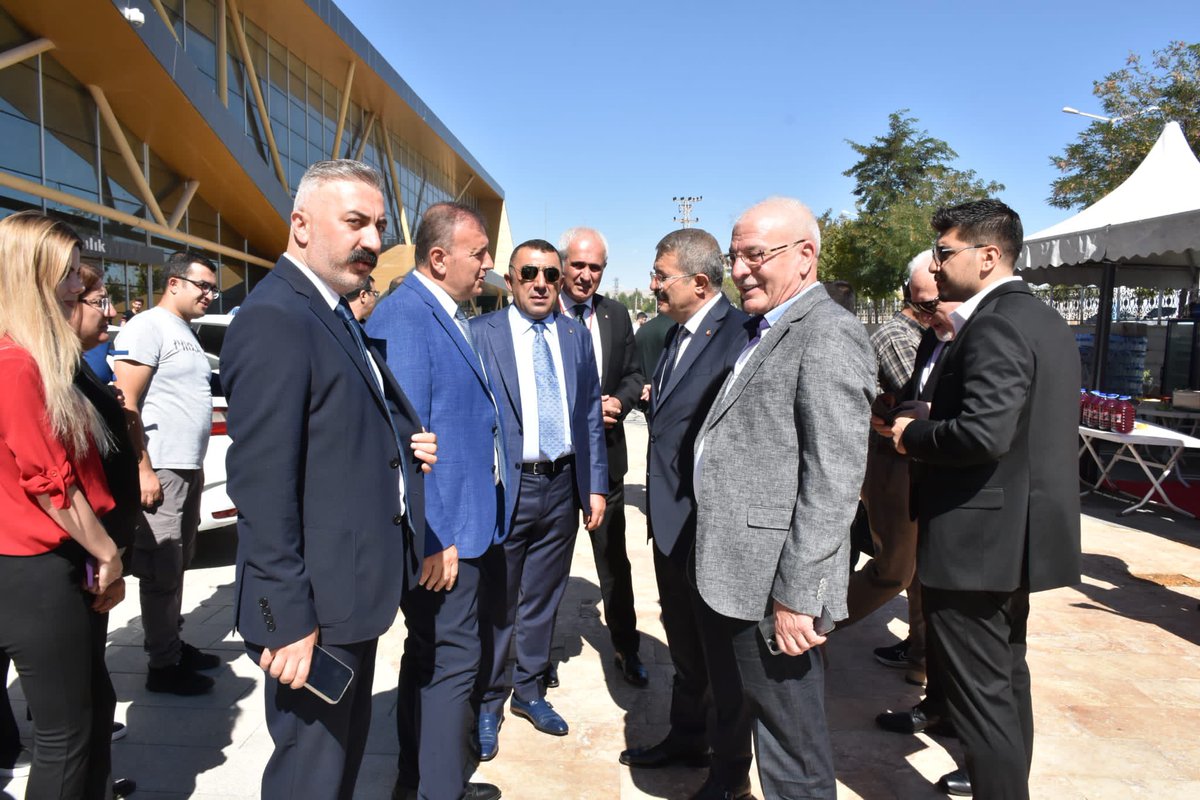 Van gastronomi fuarına destek amaçlı Vanımıza gelen Sayın Rıfat Hisarcıklıoğlu başta olmak üzere Türkiye’deki oda ve Borsa başkanlarının ve başarılı bir ev sahipliği yapan Van ticaret ve Sanayi odasının ve katılım gösteren belediye eş başkanlarımızın kimsenin birbirini öteki