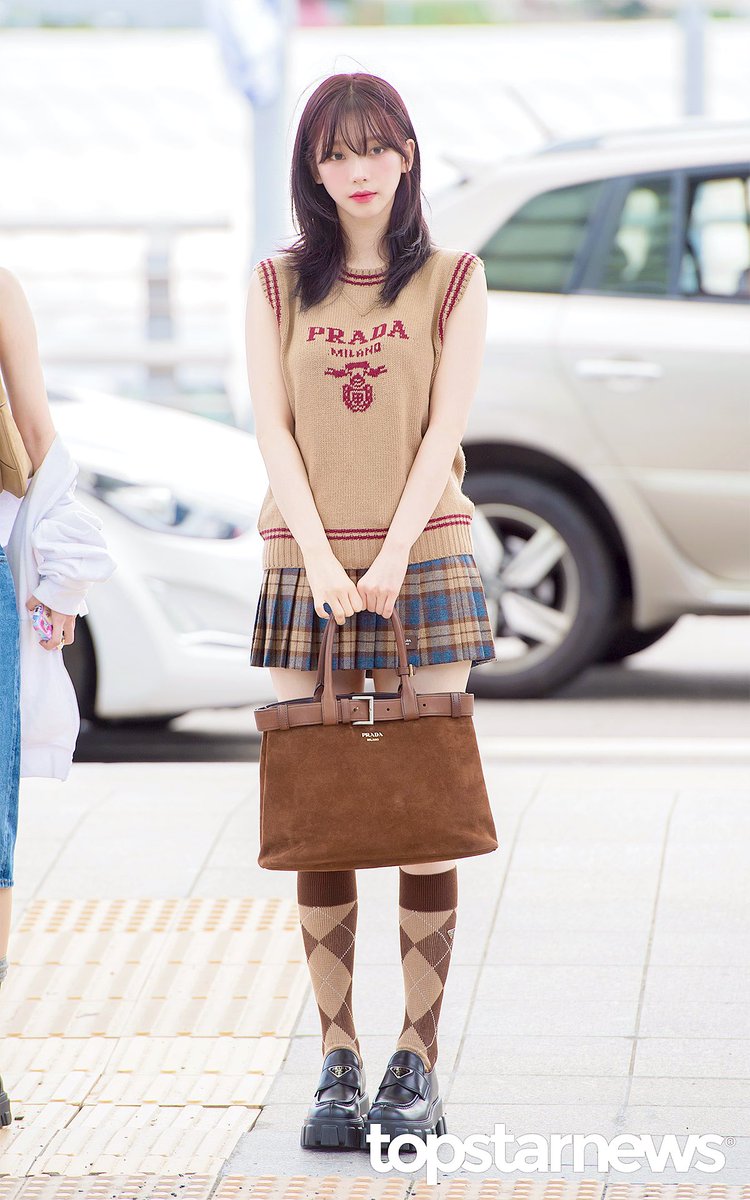 hinatasr19G's tweet photo. สร้างภาพจำแบรนด์ใหม่ versace ไม่ได้มีแค่ดำทอง เมื่อไหร่ prada ก็ไม่ได้มีแค่ชุดเรียบสายเดี่ยวสีพื้นเมื่อนั้น แล้วสองลุคนี้โคตรน่ารักเห็นแล้วอยากซื้อใส่ตามพวกนางดูลูกคุณหนูแกลมๆ https://t.co/SGXSQQ43kA