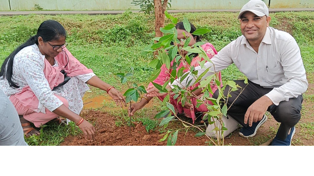 पं. रविशंकर शुक्ल विश्वविद्यालय ने रविशंकर शुक्ल जयंती के अवसर पर मनाया वृहद वृक्षारोपण कार्यक्रम एक पेड़ मां के नाम i रविशंकर शुक्ल के जयंती के  अवसर पर लगभग 150 से अधिक वृक्षों का रोपण किया गया
(2 अगस्त 2024)