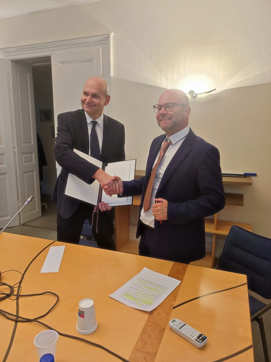 CIEC_ICCS's tweet photo. Adoption by the ICCS GA of Convention (No. 35) on the issue of certificates of matrimonial capacity and capacity to enter into a registered partnership.
Signature of the text by Switzerland. https://t.co/6CmndKivh1