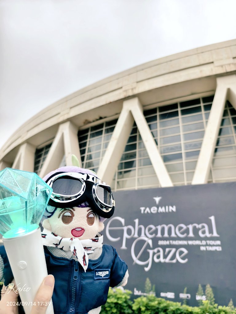 miyuki3700's tweet photo. #TAEMIN　#EphemeralGazeinTaipei 
#TAEMIN_WORLD_TOUR

雨男テミン☔ 🤣
久しぶりの台湾コンサートなのに
開場前大雨😰早く入場したい😰😰😰

テミニのOOTDはフライトジャケットです✨ https://t.co/jbAbz4tLCF