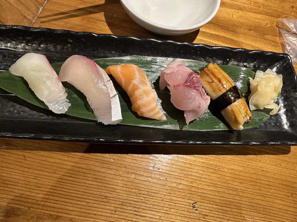 nashiro_0428's tweet photo. 飲みの締めにおすしたべました https://t.co/H8NAFSFGV7