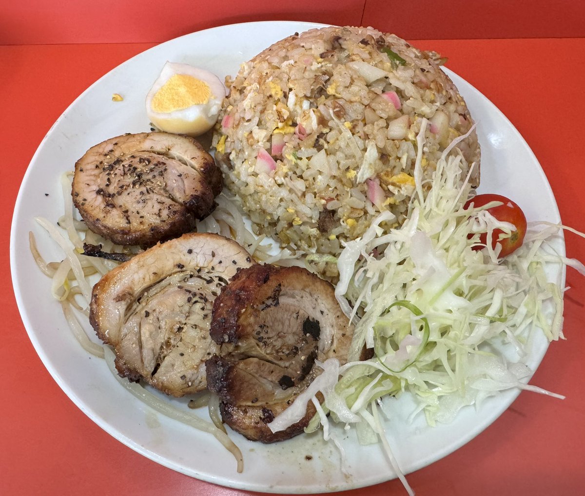 落ち込んだときは美味いもん食べるに限る…東京は板橋区の「開運中華慶修」に行ってきた
う、美味すぎる…!
肉厚で大きい焼豚はしっかり味が染みててかつ香ばしさが口の中に広がる、炒飯はしっとりとしたご飯にゴロっと大きい焼豚と濃い味付けで最高
杏奈ちゃん焼豚テイクアウトして一人で食べてそう 