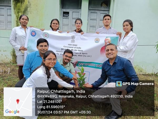 *एक पेड़ मां के नाम पर पं.रविशंकर शुक्ल विवि में पौधारोपण*
पं. रविशंकर शुक्ल विश्वविद्यालय रायपुर के रसायन अध्ययनशाला तथा राष्ट्रीय सेवा योजना प्रकोष्ठ के संयुक्त तत्वाधान में एक पेड़ मां के नाम पर एक वृहद (50 से भी अधिक पौधे) कार्यक्रम का आयोजन किया गया . 30 July 2024