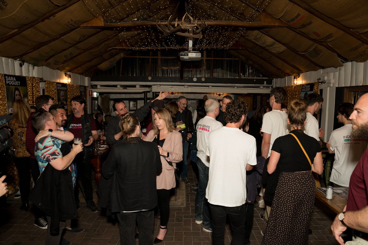 Our campaign launch at the Old Canberra Inn last Friday was a great night. Honest speeches from Tanya Keed, <a href="/DavidPocock/">David Pocock</a> &amp; @EmersonACT. Fantastic live music from Bec Taylor, Monica Moore &amp; Moondog. 150+ people in a room full of excitement. 
5 weeks to go! It's time for change.