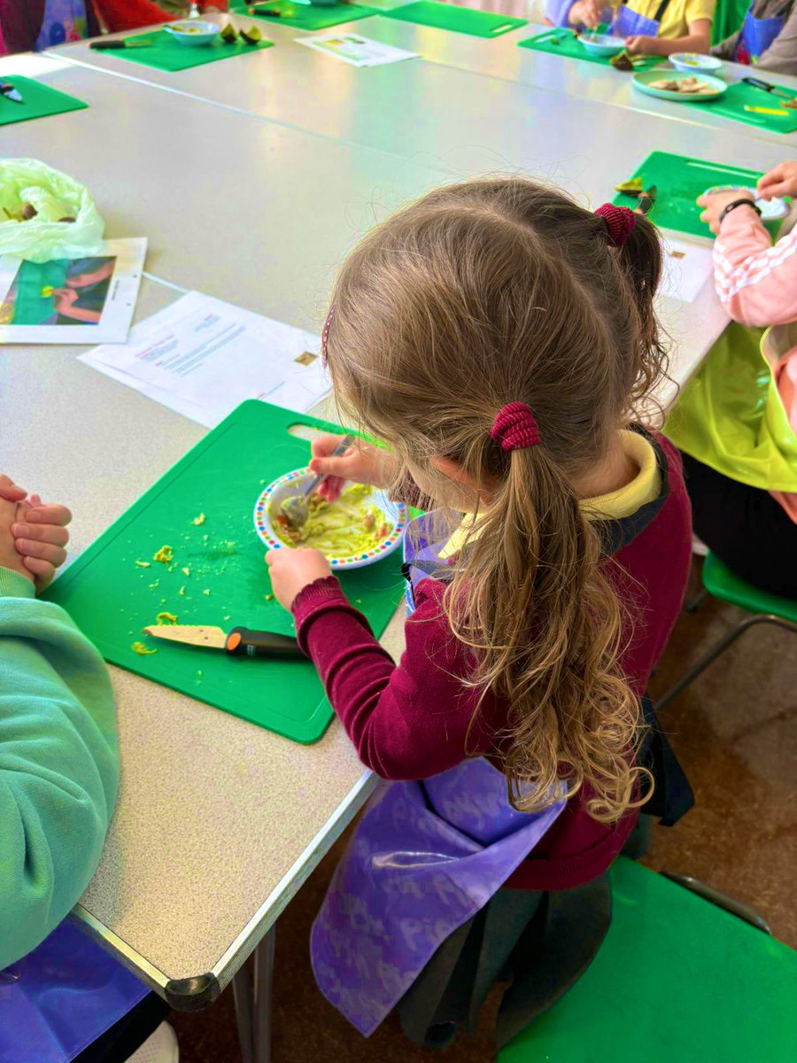 Illtyds_RC's tweet photo. What a lovely turn out we had for our first #Merthyrpipyn session this week, the children and their families enjoyed making guacamole 
@JanineBrill @CTMUHBDietetics @CTMHealthySch https://t.co/Sc9FraS6UZ