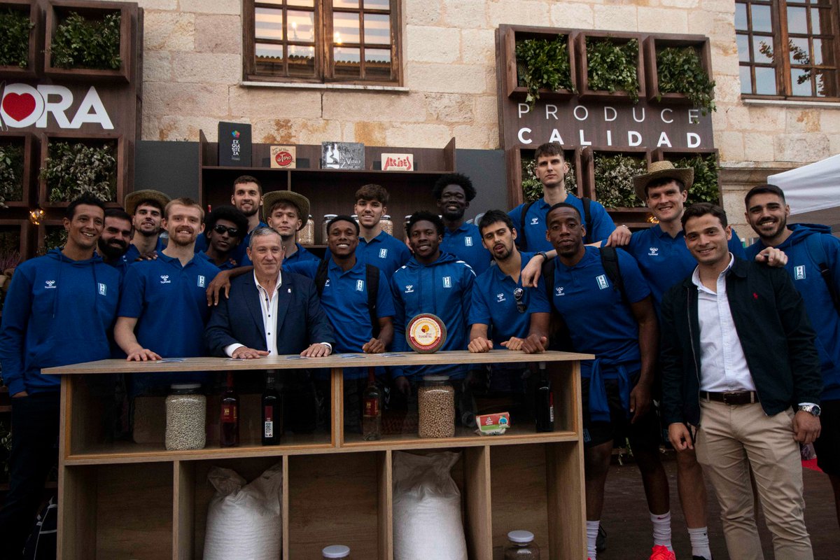 ClubBZAMORA's tweet photo. ¡De visita por #FROMAGO 🧀!
Jugadores y técnicos del #CajaRuralCBZamora visitaron ayer #Viernes los stands de colaboradores e instituciones presentes en la Feria Internacional del Queso.
Qué maravilla, ¡Gracias por la acogida #Zamora!
¡Nos vemos esta tarde en el Ángel Nieto!
*Pronto muchas más imágenes.