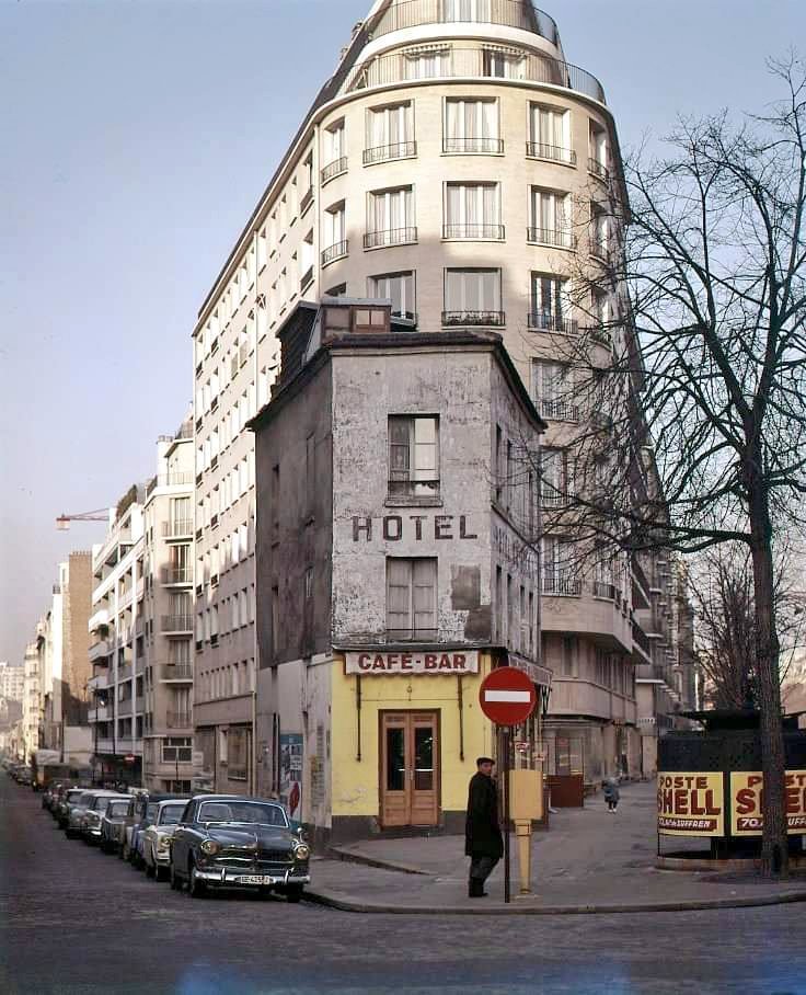 ParisAMDParis's tweet photo. Robert Doisneau. 
Hotel Café-Bar, angle de l'avenue de Suffren et de la rue de la Fédération 
Paris 15e https://t.co/SH75jXFcZe
