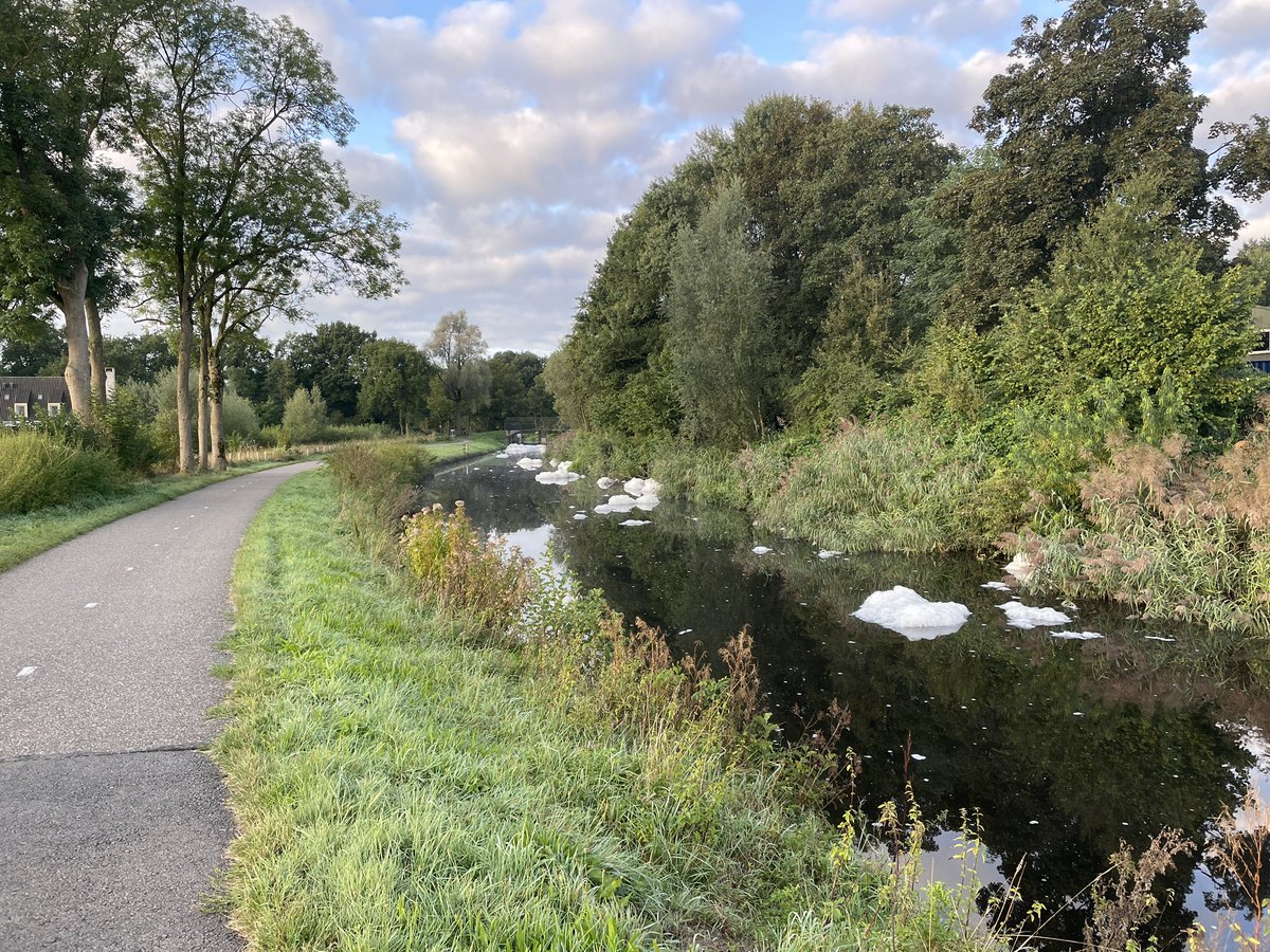 Het wordt weer koud in de ochtend. In het Valleikanaal drijven al ‘ijsschotsen’.