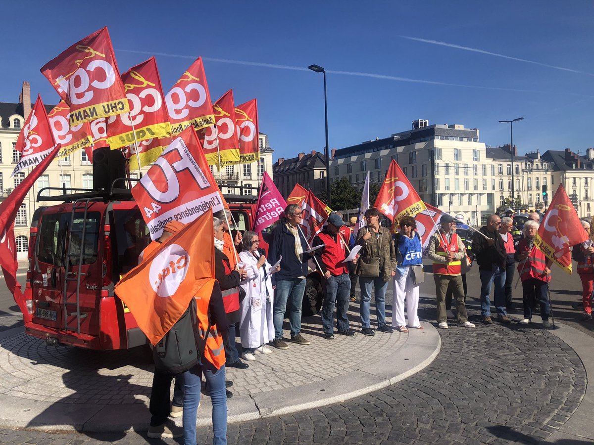 Le personnel hospitalier est dans la rue ce samedi matin devant le CHU de #Nantes. Les conditions de travail et la pénurie d’employés sont dénoncées. « Il manque 1400 personnes, notamment chez les aides soignantes et les infirmières », indique Olivier Terrien, secrétaire CGT.
