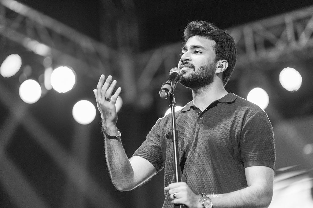 yasirnisar's tweet photo. Listening to @kaavishtheband and @abdulhannanmusic live in concert is nothing less than therapeutic. Had a great time photographing the two !!

#kaavish #kaavishtheband #kaavishinlahore #abdulhannan #liveinconcert #pakistanmusic #cokestudiopakistan https://t.co/W34RzqCFH5