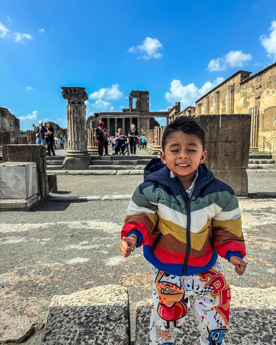 AlexBFlores's tweet photo. 📷Un poco de lo que fue hoy Pompeya/Napoli. Conociendo lugares nuevos, me puedo dar cuenta que el mundo está bien fumado. #EuroTrip #Crucero #Familia #LeoElViajero #Italia https://t.co/wI2GOKGPvF