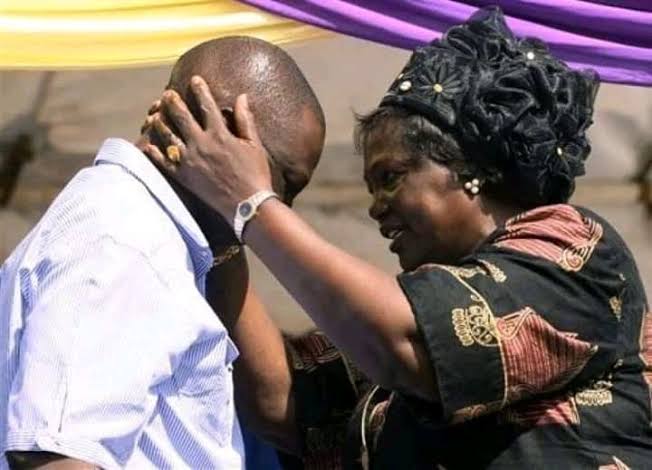 AokoOtieno_'s tweet image. Ruto has a degree in Zoology 

His PhD is Fake but let's not go there coz i'm still a student hapo, they might eff me up 

Uhuru is a graduate of economics and political science UK. Hakumaliza Shule though, 

Raila has a certificate in Welding from Germany. And ton of cooked…