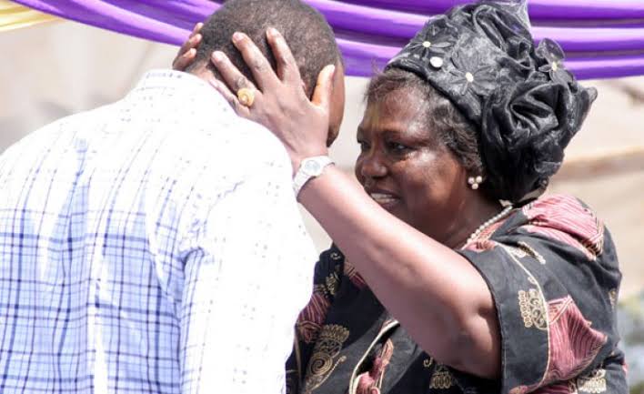 AokoOtieno_'s tweet image. Ruto has a degree in Zoology 

His PhD is Fake but let's not go there coz i'm still a student hapo, they might eff me up 

Uhuru is a graduate of economics and political science UK. Hakumaliza Shule though, 

Raila has a certificate in Welding from Germany. And ton of cooked…