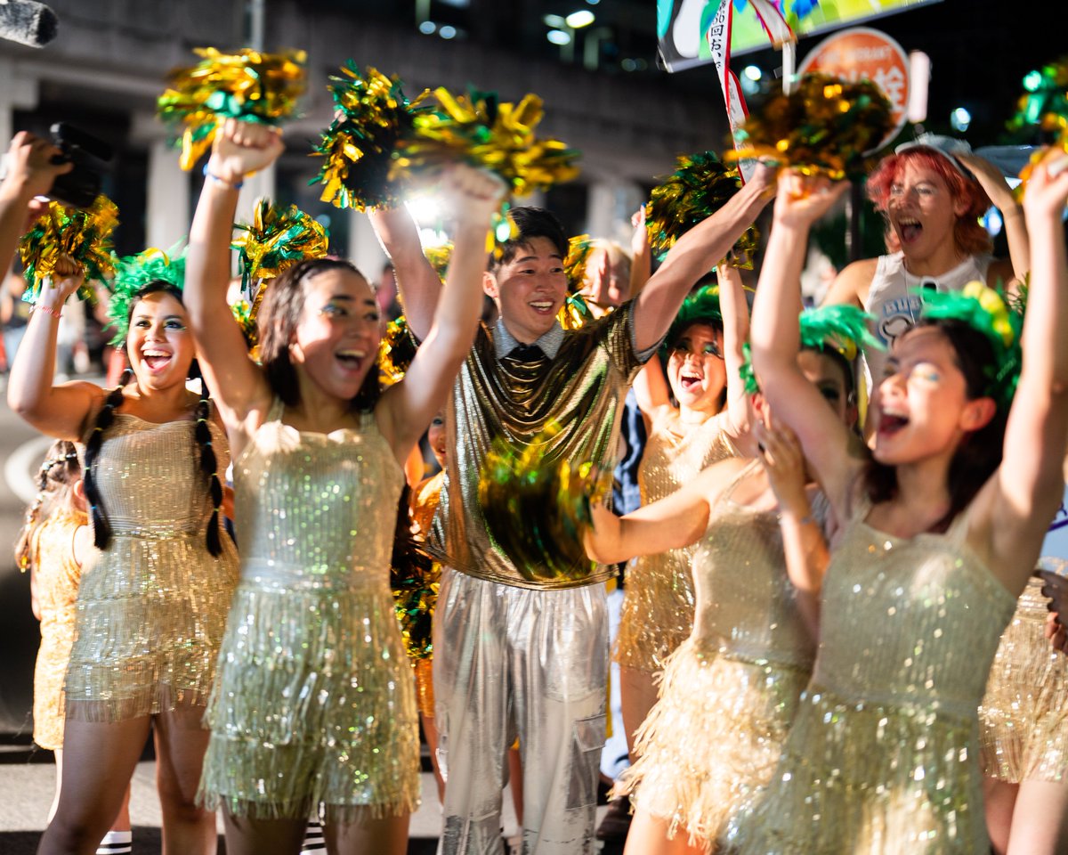 kawabou's tweet photo. 祖国ブラジルから遠く離れた豊田市で暮らす彼らは、今年初めておいでん踊りにチャレンジ、見事入賞を勝ち取った。

そのきっかけを作ったのは、あのT部長こと土屋敏男。豊田市のケーブルテレビ局の番組で次々と地元を吸着し「物語」を生み出している。

その感動のチャレンジをカメラマンとして記録させてもらった。何度も泣きそうになった。

あの金髪のおじさん、意外にいい人なんだよ。