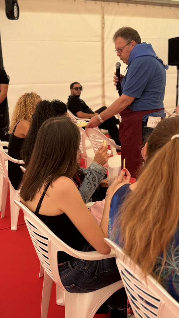 Q de Quesos tweet media