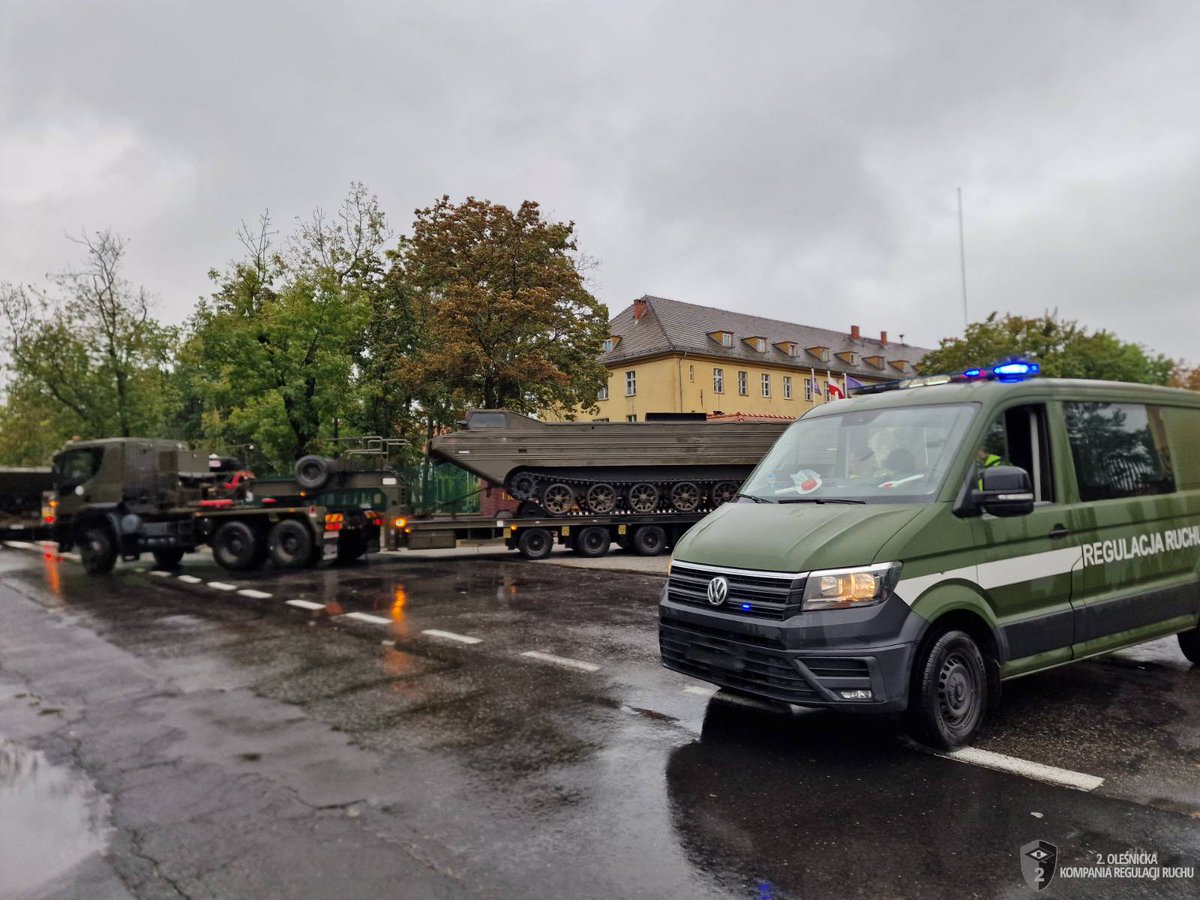 10Opolska's tweet photo. 🚨W związku z zagrożeniem powodziowym żołnierze #10BLog razem z #2krr przewożą sprzęt 1. Pułku Saperów z Brzegu, który może być użyty https://t.co/PziPGbYuPD. do ewakuacji ludzi, sprzętu lub mienia z zagrożonego terenu ⚠️

#powódź #wielkawoda #logistyka #WojskoPolskie https://t.co/HXyBmUnAna