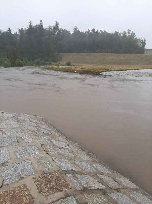 RZGWWroclaw's tweet photo. Minimalne piętrzenie wysokości 3 metrów rozpoczęło się nad ranem na 5 z 6 suchych zbiorników przeciwpowodziowych Ziemi Kłodzkiej. To zbiornik Roztoki o pojemności 2,7 mln m3, powierzchni zalewu 48 ha z 756-metrową zaporą. Obiekt chroni 1200 mieszkańców okolicznych miejscowości. https://t.co/2hJ9Cgt8Kj