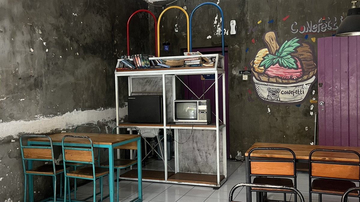 fifiryalia's tweet photo. MOERNI78
📍Jl. Tukangan, Danurejan, Yogyakarta (deket stasiun lempuyangan)
💸 start 5k (minum)
       start 10k (makan)

wajib banget kesini, karena ini bener-bener LEGEND di jogja. dia spesial minuman es, tp makanannya emang terkenal enak.

worth to eat!
#kulinerjogja #Jogja https://t.co/XDTITP7zR6