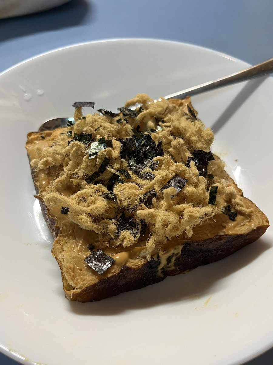 preloading0624's tweet image. 新学期发一些新饭，超市居然有碱水面包吐司，浅吃一下不过分吧！