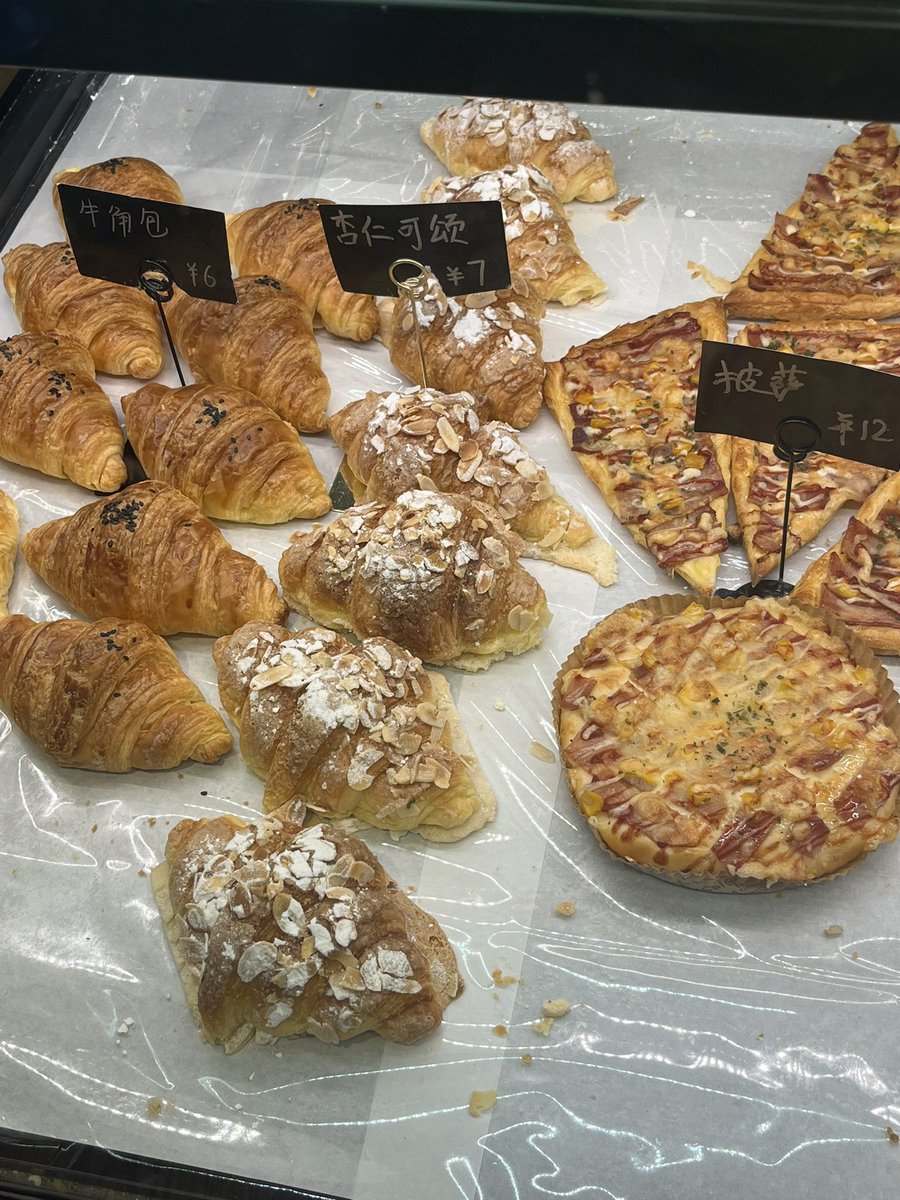 preloading0624's tweet image. 新学期发一些新饭，超市居然有碱水面包吐司，浅吃一下不过分吧！