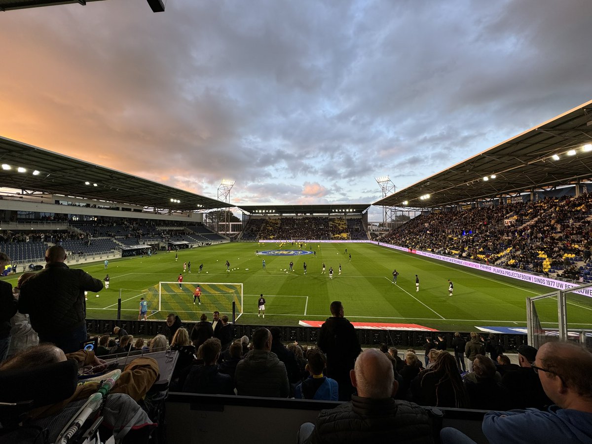 tib1969's tweet photo. Heb niks met @SCCambuurLwd. Maar het #Kooi Stadion is porno. Over alles is nagedacht, het klopt. Samen met het geweldige uitvak, stort Kooi Stadion zo de top 5 ‘Mooiste van Nederland’ binnen. 😍 #camjaj https://t.co/kpKqwLuMe6
