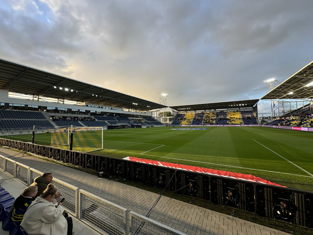 tib1969's tweet photo. Heb niks met @SCCambuurLwd. Maar het #Kooi Stadion is porno. Over alles is nagedacht, het klopt. Samen met het geweldige uitvak, stort Kooi Stadion zo de top 5 ‘Mooiste van Nederland’ binnen. 😍 #camjaj https://t.co/kpKqwLuMe6