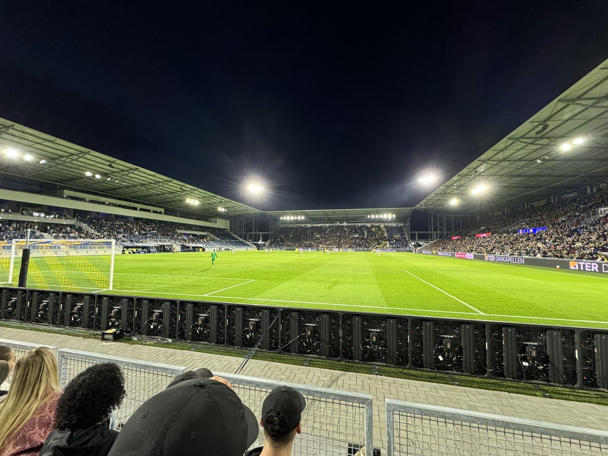 tib1969's tweet photo. Heb niks met @SCCambuurLwd. Maar het #Kooi Stadion is porno. Over alles is nagedacht, het klopt. Samen met het geweldige uitvak, stort Kooi Stadion zo de top 5 ‘Mooiste van Nederland’ binnen. 😍 #camjaj https://t.co/kpKqwLuMe6