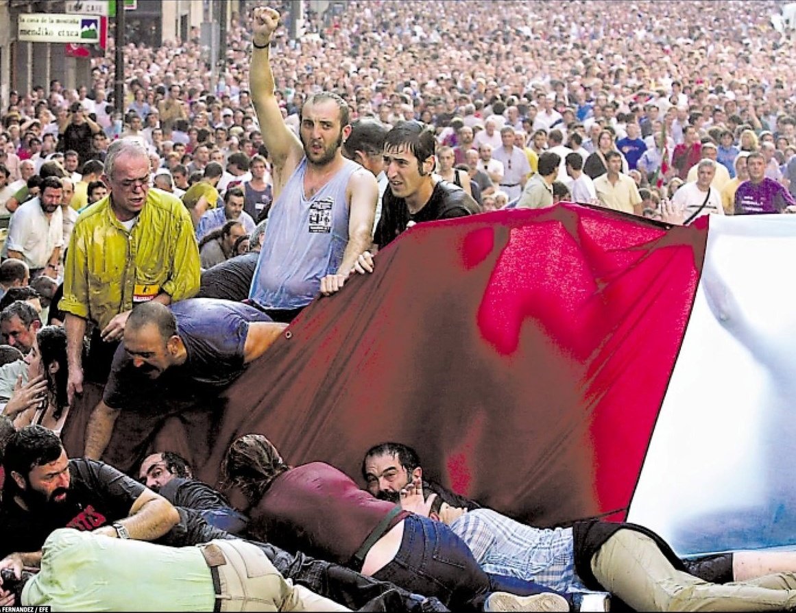 ideiazabaldub's tweet image. Hoy hace 22 años en Bilbao la policía del PNV disolvía con tanquetas, chorros de agua y pelotazos una multitudinaria marcha en protesta por la ilegalización de Batasuna, dejando imágenes propias de la dictadura pinochetista.

➡️ youtu.be/SEjy_eSbq0Q

Alguna autocrítica?