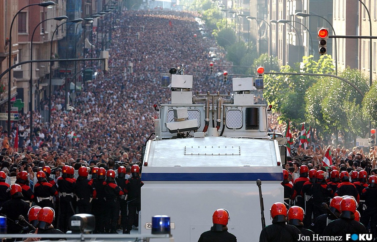 ideiazabaldub's tweet image. Hoy hace 22 años en Bilbao la policía del PNV disolvía con tanquetas, chorros de agua y pelotazos una multitudinaria marcha en protesta por la ilegalización de Batasuna, dejando imágenes propias de la dictadura pinochetista.

➡️ youtu.be/SEjy_eSbq0Q

Alguna autocrítica?