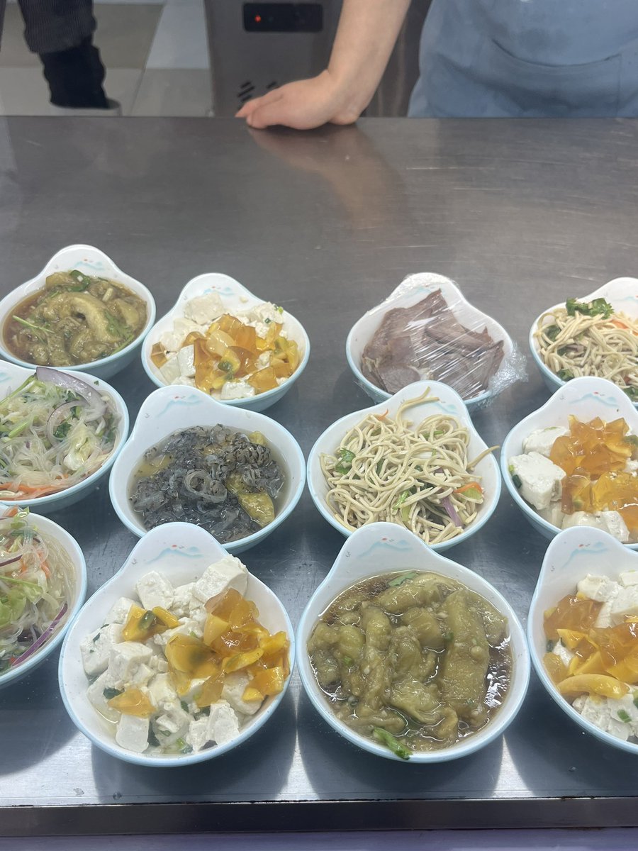 preloading0624's tweet image. 坚持在尝新新品以及减少摄入（早上不吃包子了）。假期回来以后肉变松了，期待一个月减回以前的状态🙏