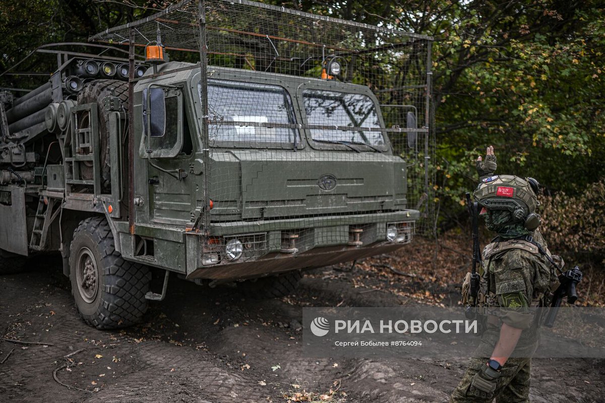 TheGreyPatriot_'s tweet photo. 🇷🇺 Today's training of new BM-27 "Uragan" MLRS crews from 17th Guards Artillery Brigade of 3rd Army Corps in SVO zone.

Notice new standard BAZ-69092 6x6 chassis.

Part 2 of 2 

#Russia #Russian #Russians #Today #SVO #BM27 #Uragan #MLRS #Military #Army #Rocket #Missile #Launcher https://t.co/Xnt25SjWpR