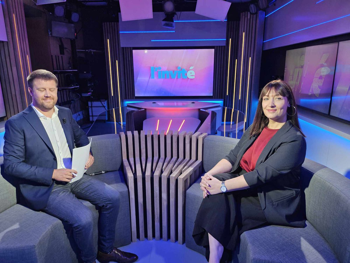 Demain midi, Elena Tenace sera à retrouver sur Antenne Centre à midi pour vous parler de Tout ira bien et de harcèlement scolaire. 
On rappelle aux professeurs parmi vous que si vous passez commande en direct pour votre classe, la maison d'édition vous octroie une remise ❤️