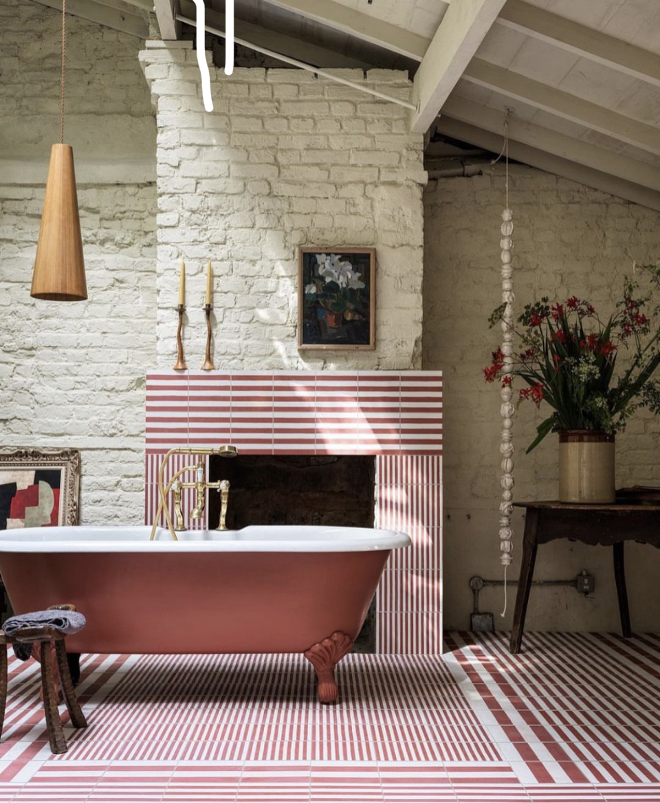 broxledotcom's tweet image. Stripes on the walls, stripes on the floor—who knew a bathroom could have this much personality?

#BathroomFun #StripeStyle #QuirkyDesign

@partnershipeditions
