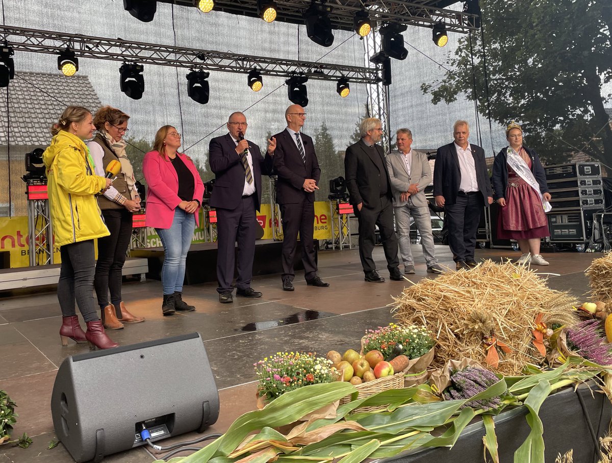 LBVBrandenburg's tweet photo. Ernte wird in den Schreibstuben von Verwaltung und Politik gemacht, dieses Jahr holten wir deshalb gut 300.000 t weniger vom Acker, so @wendorff_henrik zur Eröffnung des Landeserntefestes in Drachhausen. Die gute Nachricht: kräftiger Braugerste-Bestand für unser Lieblingsgetränk. https://t.co/y9s9eN08Dh