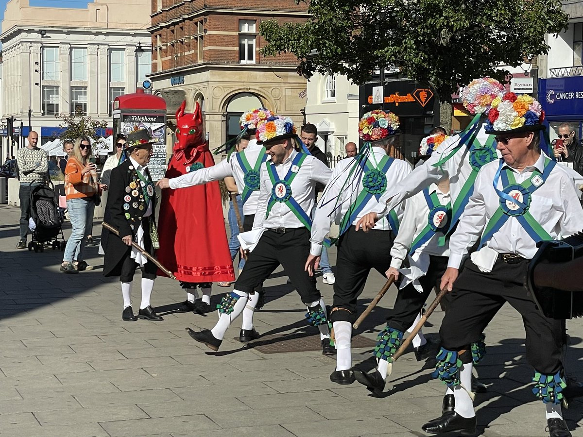 We’re out and about in ‘sunny exotic #Enfield’ 😂 Find us now at #crownandhorseshoesenfield!!! #anniversary #folkdance 🥳🍻