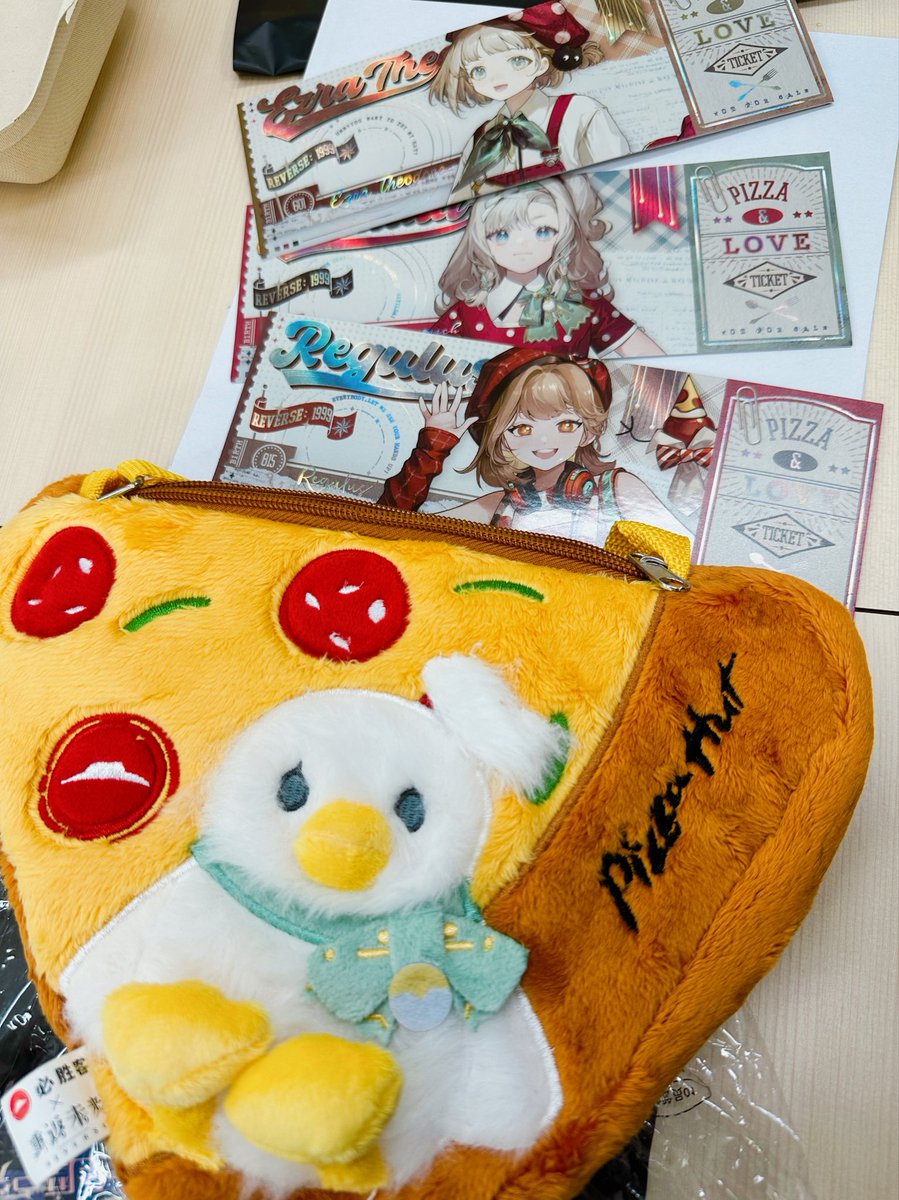 「今日は頼んで手に入れてもらったピザハットコラボのアヒルちゃん&店で見つけたピザハ」|遠子のイラスト