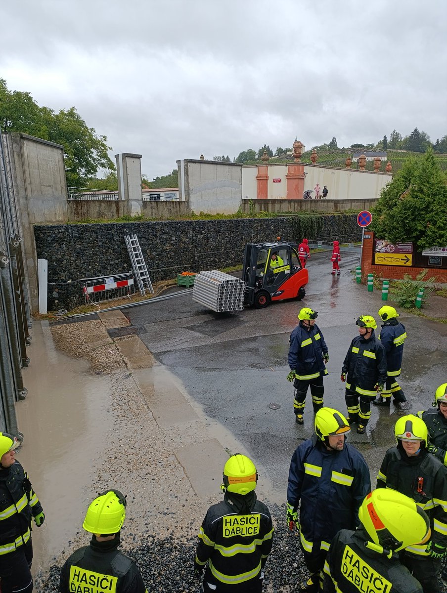 8SDHPraha8's tweet photo. 🚨V momentální chvíli stavíme společně s dobrovolnou jednotkou JSDH Ďáblice protipovodňovou hráz u trojské lávky. https://t.co/MZiHlrAydt