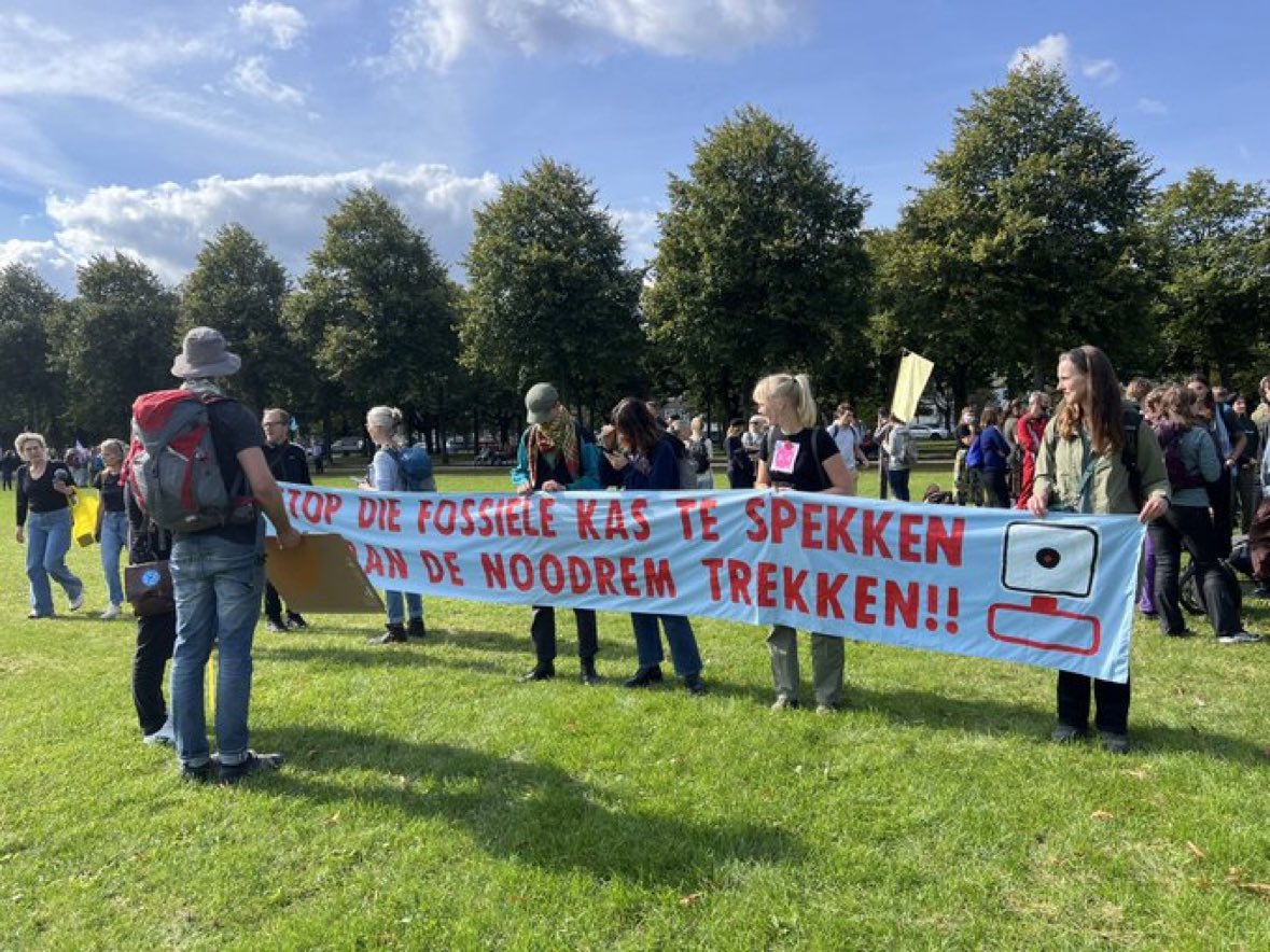 marcspeelman's tweet image. Demonstranten op het Maliveld, anderen op de #A12. Vredige sfeer. Voor hulpdiensten wordt de weg vrijgemaakt (net nog gezien). Ander verkeer heeft een kleine omweg. We zitten in een #klimaatcrisis. Ook als je dat niet wil horen. #stopfossielesubsidies