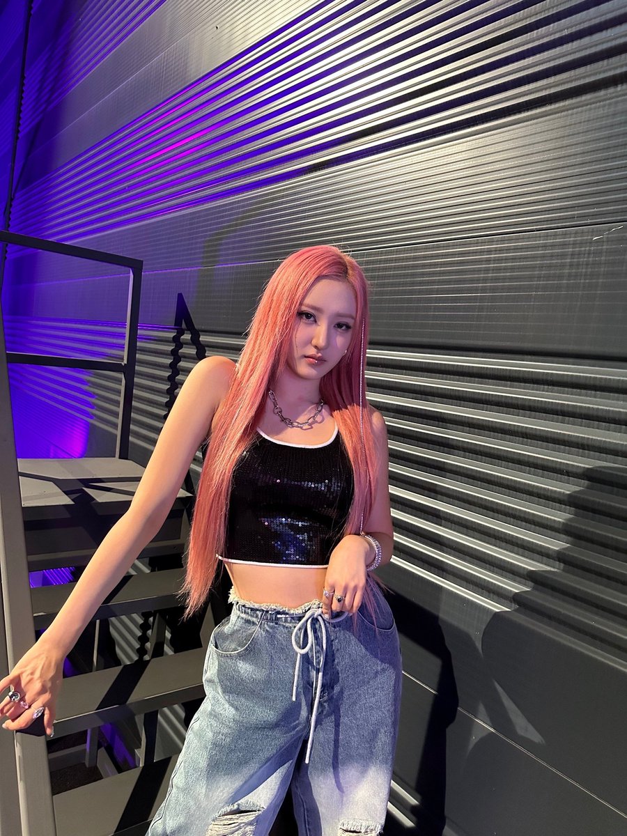el7zup_queendom's tweet photo. [🧩] Community Post by #HWISEO (1/3)

"EL7Z U~~💙  
Happy 1st anniversary!!  
Look who's back with pink hair!🩷  
Take care and don’t catch a cold, see you again soon 💋💋"

#EL7ZUP #엘즈업 https://t.co/943xcoQd9M