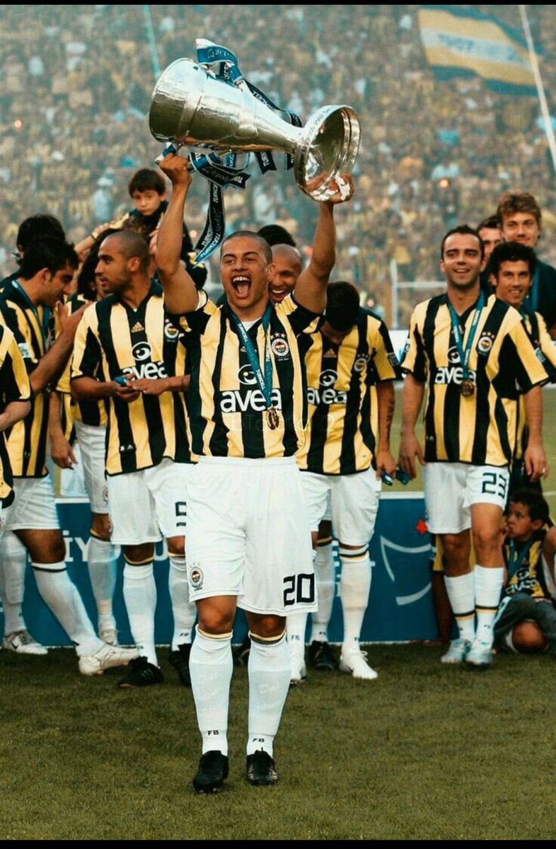 👀 Futbol tarihininde sadece 5 oyuncu 300'den fazla gol atmış ve 300'den fazla asist yapmıştır. 

✔️ Messi, Pelé, Puskás, Cruyff  ve
391 gol 324 asist ile Alex De Souza! 

🇧🇷 Doğum günün kutlu olsun Doktor <a href="/Alex10/">Alex de Souza</a>

#Amca
#alex #kaptan