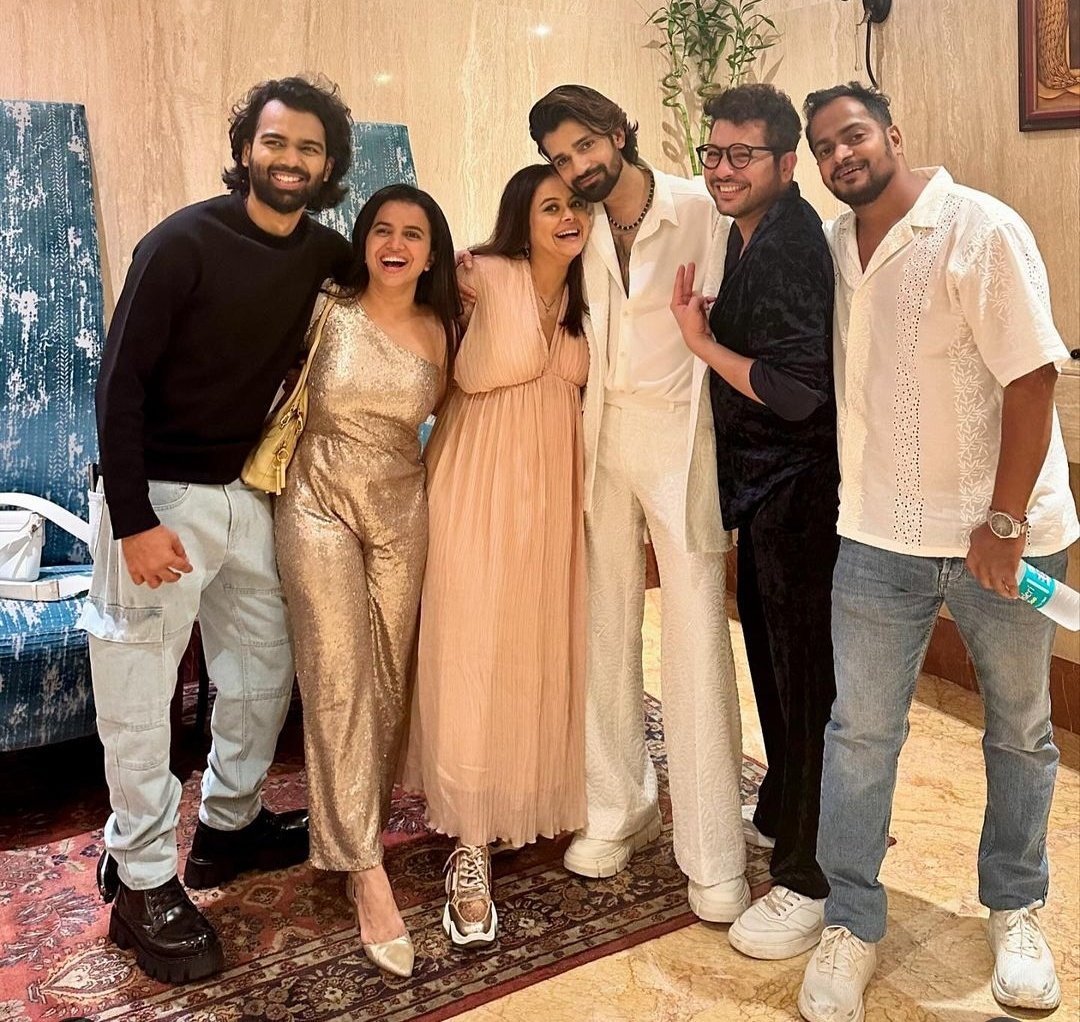 LeenaLovers's tweet image. REUNION Last Night!! Vishal&apos;s bday celebration was super Fun 😍 🍰 🎉
@Vishal_singh786 @Devoleena_23 
#DevoleenaBhattacharjee #NishantBhatt #VishalSingh