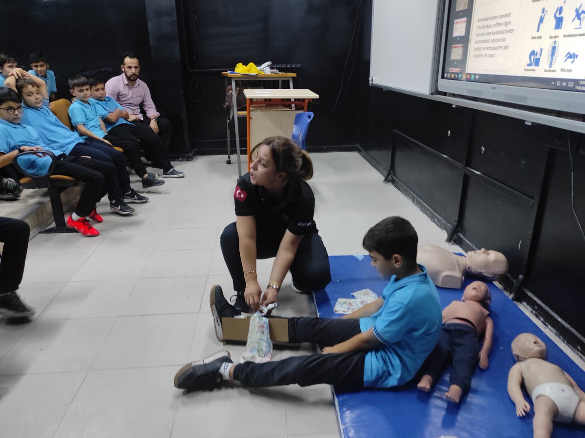 Karaman İYEM olarak Dünya ilkyardım gününü kutluyoruz. Hayata dokunabilmenin önemini ve mutluluğunu biliyoruz. 
#dünyailkyardımgünü
#çocuklarımızokullardagüvende
<a href="/tcmeb/">Millî Eğitim Bakanlığı</a> <a href="/Yusuf__Tekin/">Yusuf Tekin</a> <a href="/meb_dhgm/">Destek Hizmetleri Genel Müdürlüğü</a> <a href="/omurfatih/">Ömür Fatih Karakullukçu</a> <a href="/memkaraman/">Karaman İl Millî Eğitim Müdürlüğü</a> <a href="/ozkan_meb/">Özkan AVCI</a> <a href="/cemalunal_/">C.ÜNAL</a>