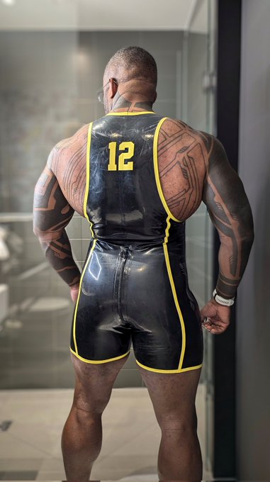 2 pic. Today's Folsom market outfit just needs someone to shine me up. 

#folsom2024 
@invinciblerubbr