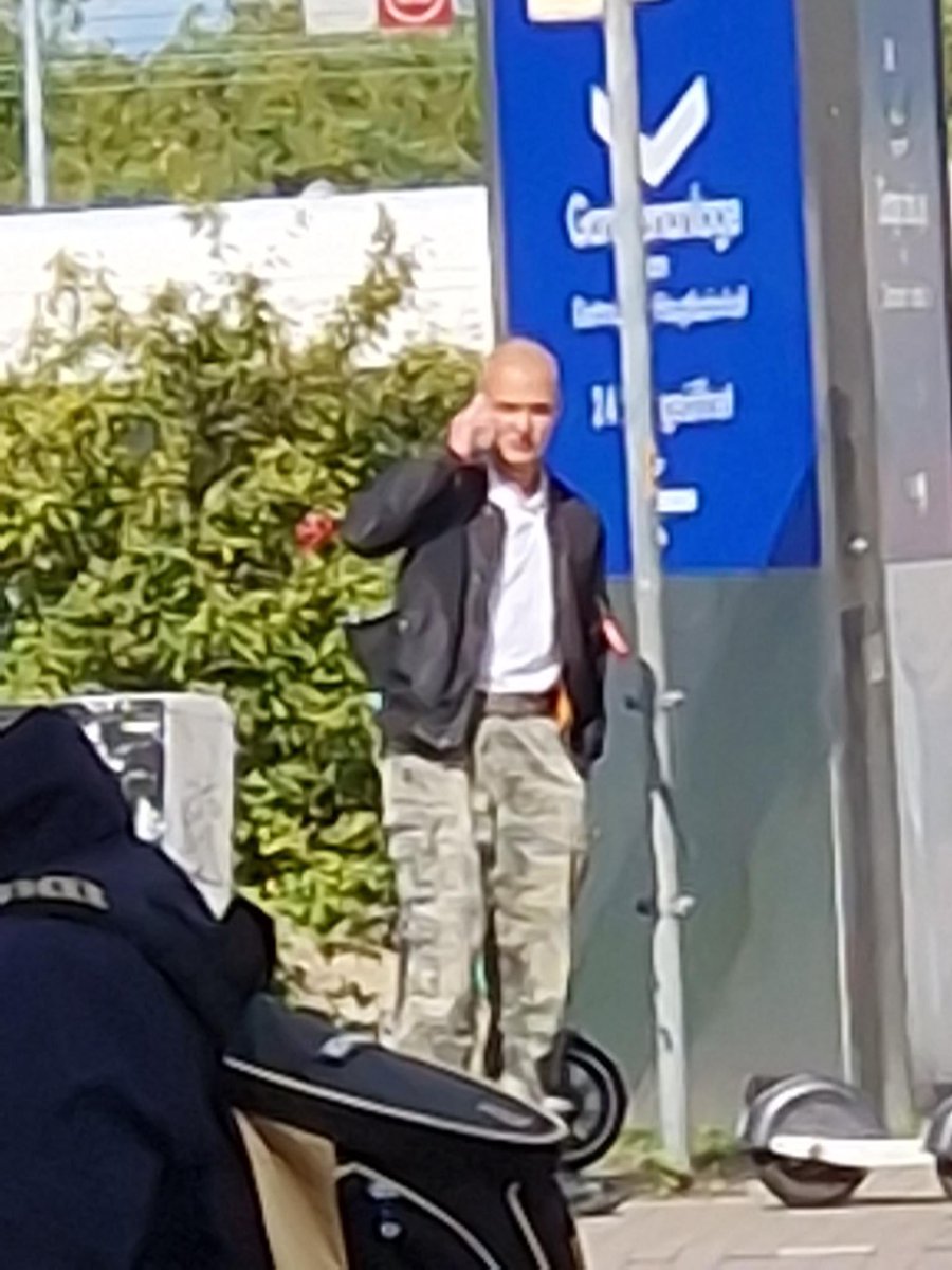 1242 Neonazis haben den Kessel am Fußballmuseum wohl auch auf dem Schirm und schicken vereinzelt Leute zum gucken vorbei. #do1409 #nonazisdo