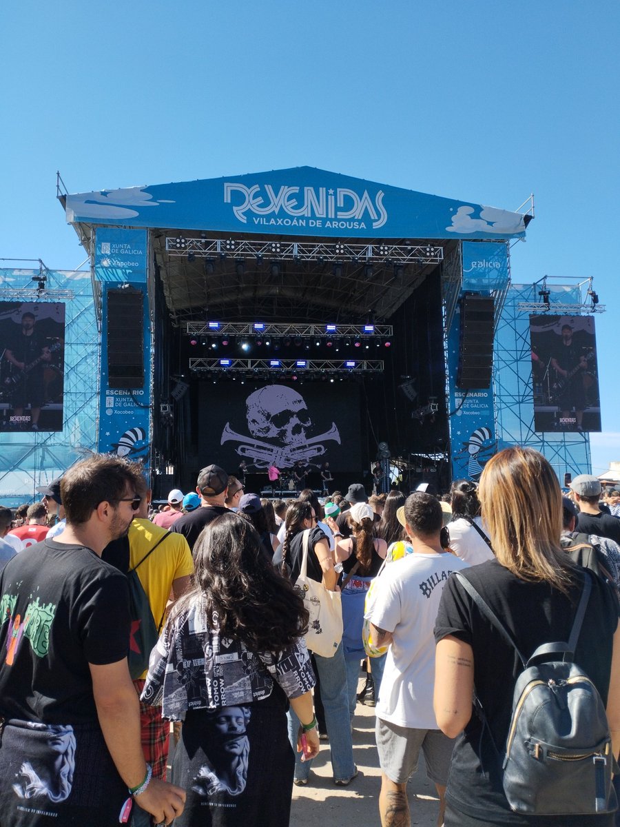 - Talco ás 12:30 da mañá, que putada 
+ Xa... Pero eu vou ir
- Si, se eu tamén 

Talco ás 12:30 da mañá enchendo o Revenidas