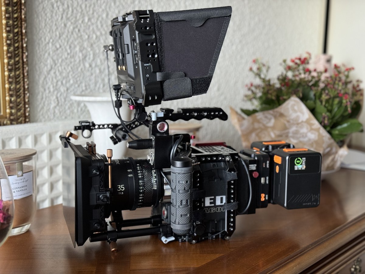 ZGCINE_Global's tweet photo. VM-HS2 Micro Hotswap Plate + ZG-X99 Battery keeps your RED Camera powered๐น
#zgcine #REDcamera #hotswapplate #hotswap #ZGX99 #Hotswappable #zgcinevmhs2 #vmhs2
๐ฅ Photo by @karimyatrib https://t.co/mKgPLnubjK