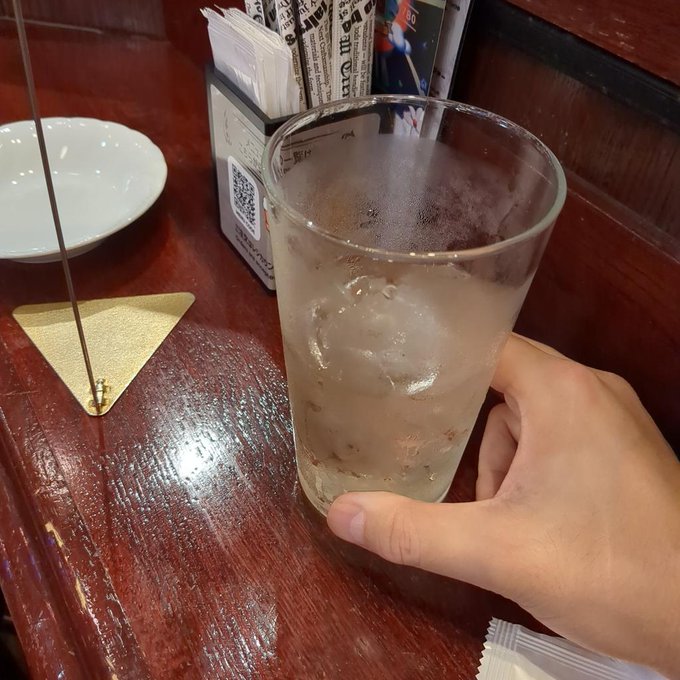 何年ぶりかにHUBに来てる。
ハイボール飲んでる。 